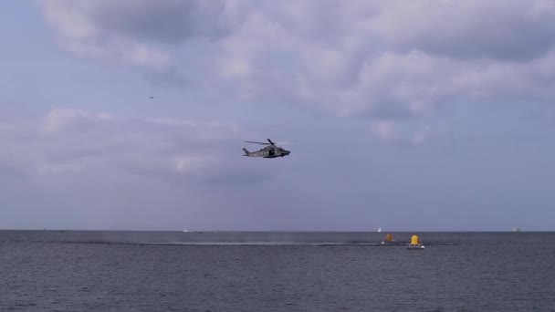 Ελικόπτερο Που Προσπαθεί Απογειώσει Έναν Πνιγμό Πρόσωπο Κατά Διάρκεια Της — Αρχείο Βίντεο