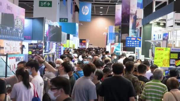 在香港 大批中国买家浏览并穿过走廊购买打折电子产品 如硬盘 电视机和电脑 — 图库视频影像