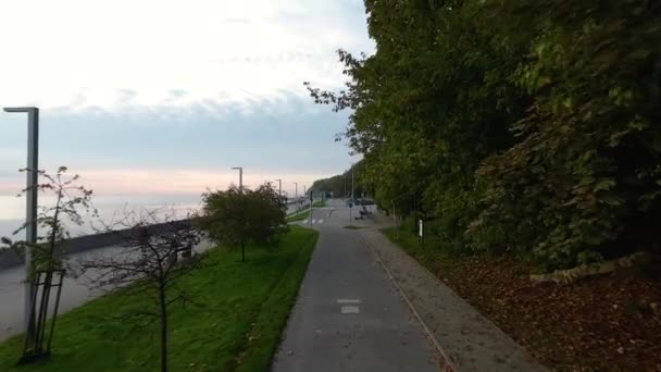ポーランド グディニアの海辺の大通りでのドローン飛行 — ストック動画