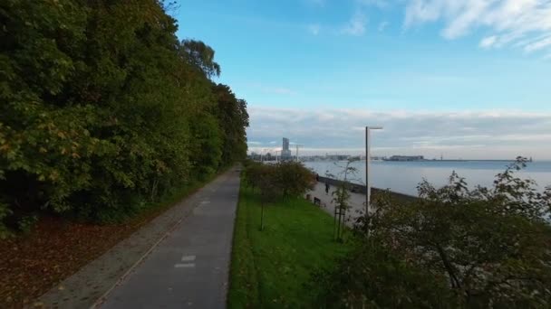 Flygande Över Esplanaden Promenadväg Med Träd Vid Havet Boulevard Gdynia — Stockvideo