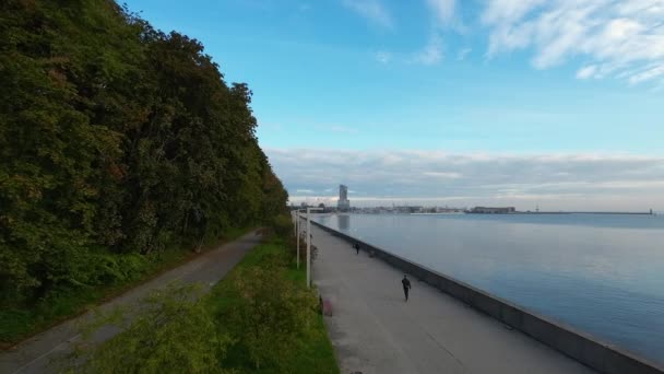 Luchtvlucht Land Pad Met Wandelende Mensen Naar Gdynia City Aan — Stockvideo
