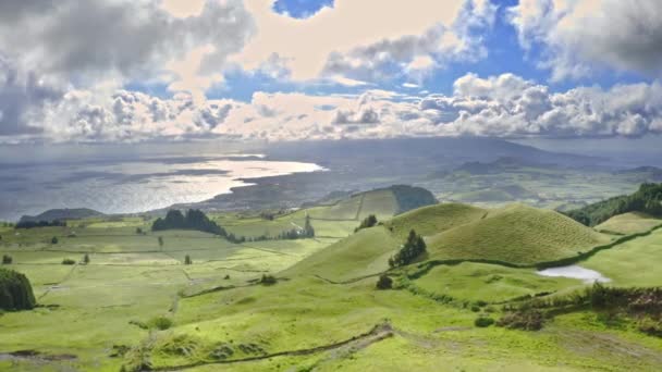 日当たりの良い雲の下に息をのむような緑の丘の海辺の田舎 — ストック動画