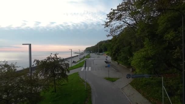 사이드대로 폴란드의 그디니아 근처에 메나데 Concrete Promenade 사람들 휴식을 취한다 — 비디오