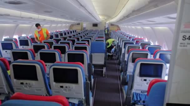 Trabalhadores Limpeza Dentro Avião Avião Aeroporto — Vídeo de Stock