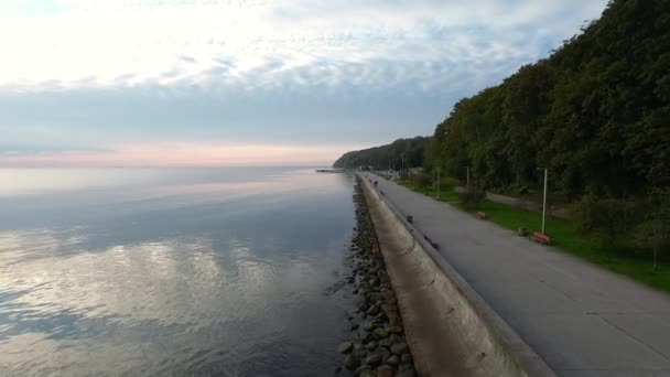 Lege Boulevard Aan Zee Bij Zonsondergang Gdynia Polen Drone Shot — Stockvideo