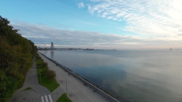 Ścieżka Lotnicza Wybrzeżu Morza Bałtyckiego Miasta Gdyni Tle Słoneczny Dzień — Wideo stockowe