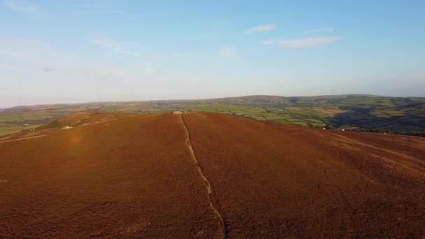 Filmagem Aérea Descendente Drone Por Sol Sobre Moorland Com Caminhante — Vídeo de Stock