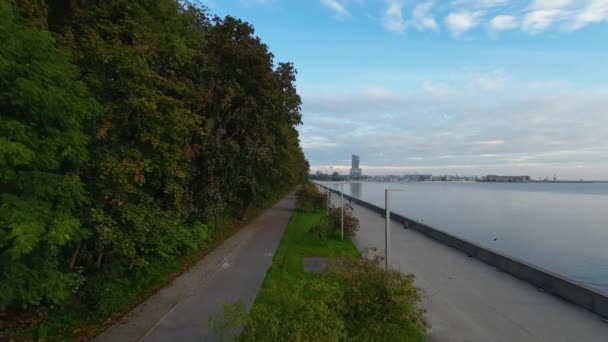 Bliska Nad Bulwarem Gdyni Zatoka Gdańska Wieża Morska Oraz Wybrzeże — Wideo stockowe