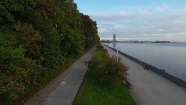 Traglufthupe Über Esplanade Mit Bäumen Strandboulevard Von Gdingen — Stockvideo