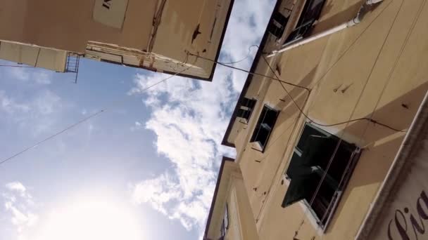 スローモーション 帝国の古いイタリアの家の低角度ビュー 青い空を右から左へ渡る鳥 — ストック動画
