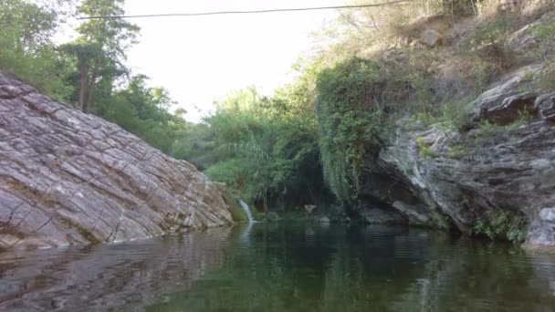 在阳光明媚的夏天 意大利天然游泳池 岩石和悬崖峭壁轮廓分明 起重机从水平面向上射击 — 图库视频影像