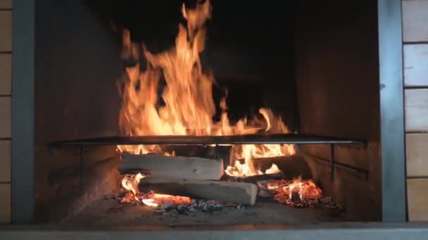 Μια Φωτιά Που Καίει Ένα Πέτρινο Φούρνο Γυρίστηκε Αργή Κίνηση — Αρχείο Βίντεο