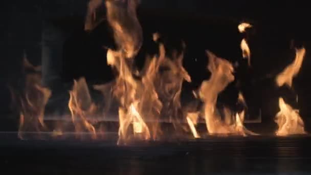 Ogień Płonący Kamiennym Piecu Kręcone Zwolnionym Tempie Tylko Płomienie Widoczne — Wideo stockowe