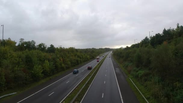 Autostrada Con Auto Camion Trasporto Guidare Sotto Pioggia Vicino Incrocio — Video Stock