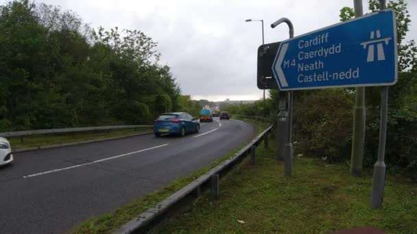Auto Estrada Freeway Junction Sign Cars Passing Swansea — Vídeo de Stock