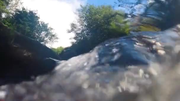 Повільний Рух Швидкої Річкової Камери Покриває Воду Лінза Камери — стокове відео