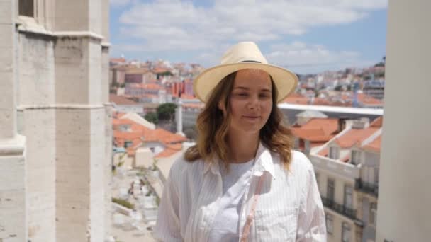 Mädchen Mit Fedora Hut Blick Über Lissabon Panorama Zeitlupe — Stockvideo