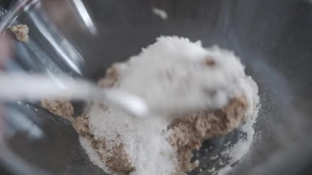 Beyaz Toz Mutfak Tezgahında Karışık Bir Kaşıkla Karıştırılır — Stok video