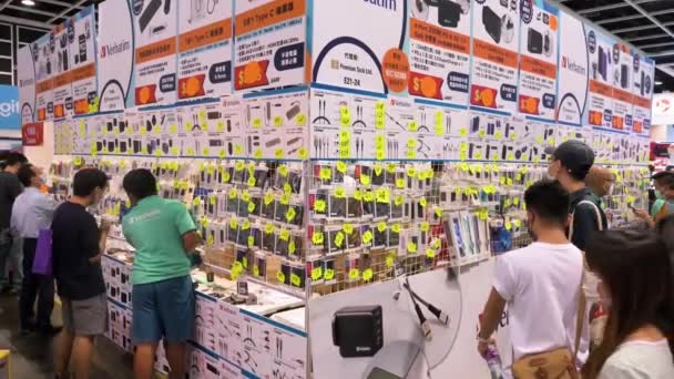Китайские Посетители Принимают Участие Гонконгском Фестивале Компьютеров Коммуникаций Люди Покупают — стоковое видео