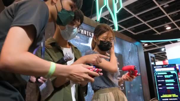 Kinesiska Spelare Och Besökare Spelar Spel Utställares Monter Hong Kong — Stockvideo