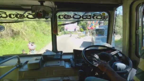 斯里兰卡男子驾驶公共汽车通过农村道路的观点 — 图库视频影像