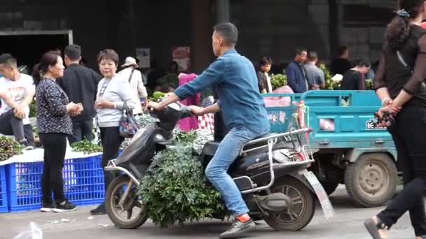 Kunming Yunnan China Septiembre 2022 Hombre Entrega Flores Una Motocicleta — Vídeo de stock