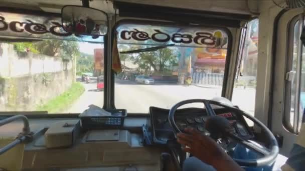 Wnętrze Shot Bus Przyspieszenie Dół Drogi Wiejskiej Sri Lance — Wideo stockowe