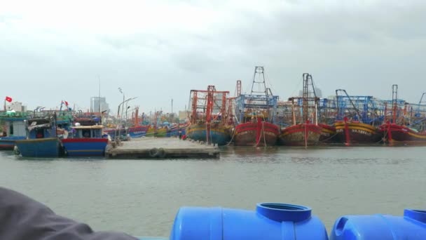 Trä Fiskefartyg Dockas Tho Quang Fiskehamn Hamn Stormig Och Sprudlande — Stockvideo
