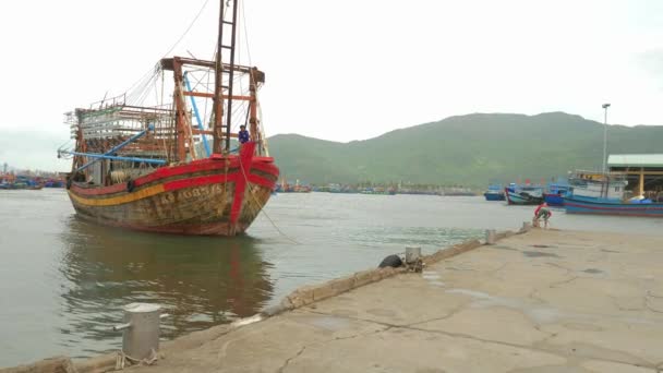 漁師は 台風30号がベトナムを素晴らしい日に通過するのを待っている間 港に船を停泊させます 漁船はゆっくりとマリーナを横切り — ストック動画