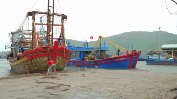 漁師は ベトナムのTho Quang漁港で嵐と祝福の日にマリーナにボートをドッキングします 台風30号 Noru が通過するのを待っています — ストック動画