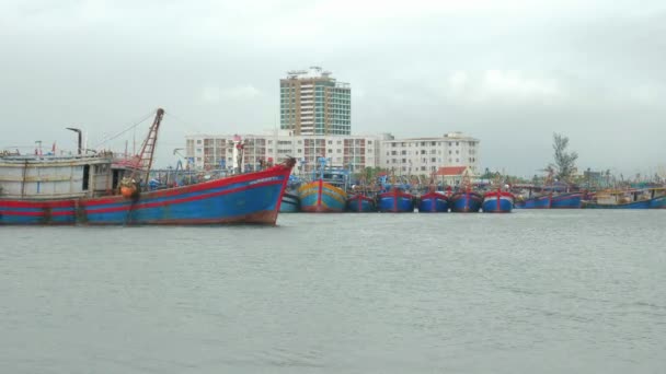 在一个狂风暴雨的日子里 一艘木制的渔船缓缓地穿过码头 渔民在越南的Tho Quang渔港等待台风 — 图库视频影像