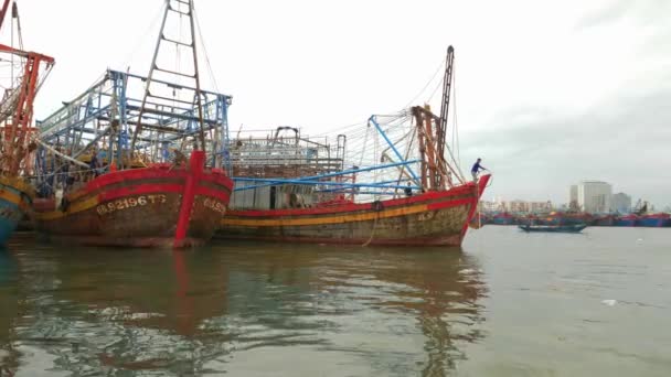 在越南的Tho Quang渔港 一艘木制渔船在暴风雨和大风中穿过码头 他们在等台风诺鲁过去 — 图库视频影像