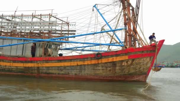 当台风 在暴风雨和大风中经过越南的Tho Quong渔港时 船上的渔民正缓慢地准备在港口停靠 — 图库视频影像