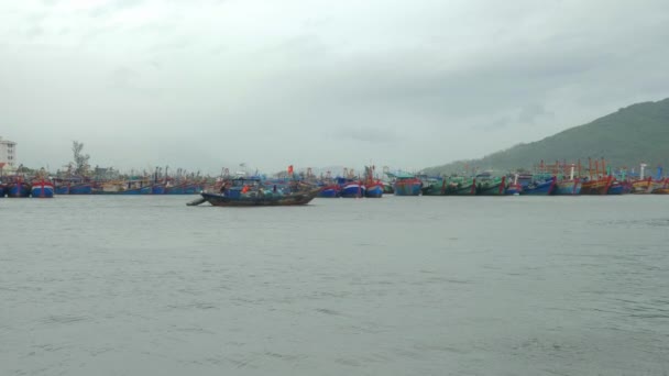 폭풍우 가치는 날씨에 선착장을 천천히 지나간다 어부들은 베트남에 어항을 노루를 — 비디오