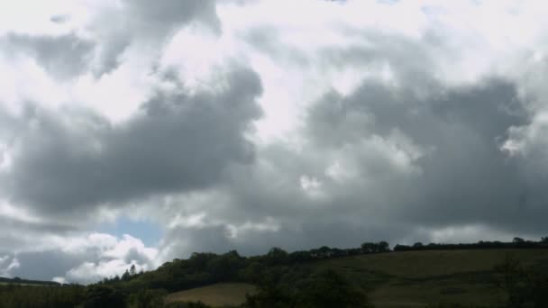 在英国4K郊区的田野上 戏剧化的云彩经过的时间 — 图库视频影像
