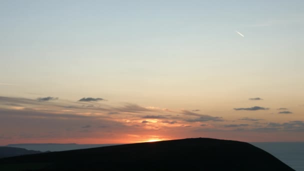 Όμορφο Ηλιοβασίλεμα Πίσω Από Την Κορυφή Του Παράκτιου Βουνού Δραματικά — Αρχείο Βίντεο