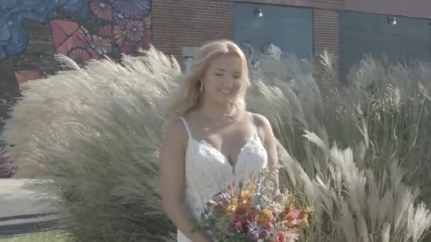 Usmívající Nevěsta Drží Kytici Květin Dlouhými Vlnícími Rostlinami Jako Zázemí — Stock video