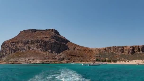 Mediterraneo Barca Isola Guidare Mare Blu Calmo — Video Stock