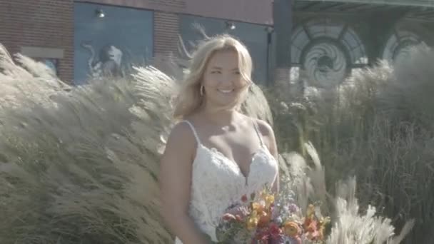 Медленный Кадр Ошеломляющей Невесты Держащей Букет Цветов Ветром Дующим Волосы — стоковое видео