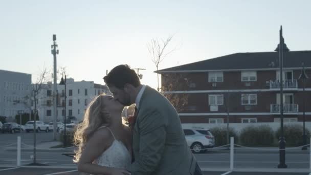 Szczęśliwa Para Nowożeńców Romantycznie Obejmująca Całująca Się Świeżym Powietrzu New — Wideo stockowe