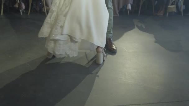 Bröllopsmottagning Första Dans Närbild Klänning Block Klackar Och Bruna Oxfords — Stockvideo