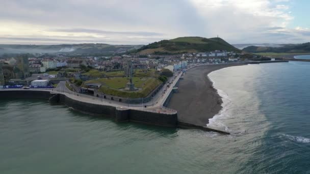 Imágenes Drones Día Verano Reino Unido Gales Aberystwyth Alrededor Playa — Vídeos de Stock