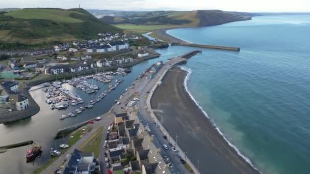 Drohnenaufnahmen Einem Sommertag Wales Aberystwyth Rund Strand Hafen Meerseite Klippe — Stockvideo