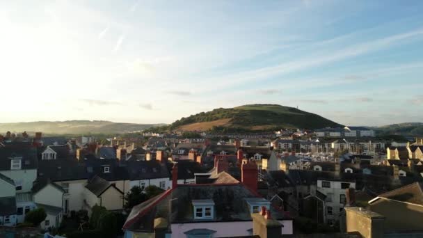 Drönarbilder Sommardag Storbritannien Wales Aberystwyth Runt Stranden Hamnen Havet Klippan — Stockvideo