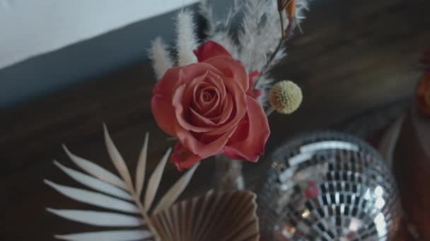 Вид Зверху Весільний Декор Обстановки Столу Червона Троянда Маленький Диско — стокове відео