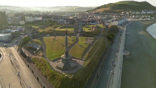 Zdjęcia Dronów Letni Dzień Wielkiej Brytanii Walia Aberystwyth Wokół Plaży — Wideo stockowe
