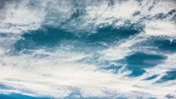 白云在白日流逝的背景下在蓝天上低角地移动 — 图库视频影像