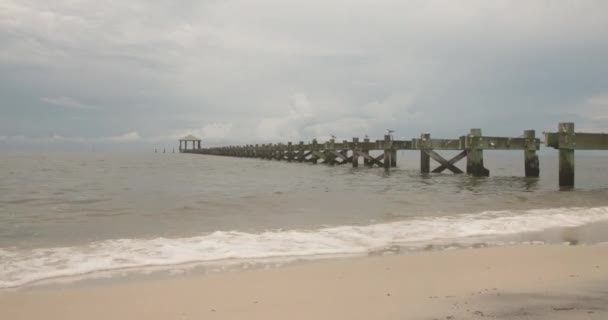 Opuszczone Molo Wybrzeżu Zatoki Podczas Burzy — Wideo stockowe