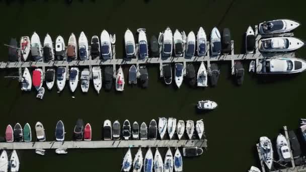 Obracający Się Kolorowy Dron Lotniczy Widok Moorings Łodzi Jachtów Jeziorze — Wideo stockowe