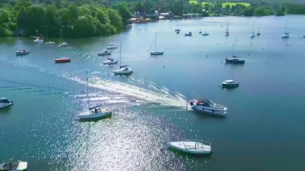 Verhoogde Roterende Antenne Drone View Kleine Cruiser Boot Lake Windermere — Stockvideo